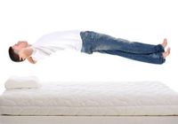 腰痛予防に「硬いベッド」は逆効果!　正しい姿勢で寝て腰への負担を減らそう