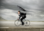 梅雨時期に再燃する自転車の「傘」問題 ！〜「さすべえ」も危険行為に該当？