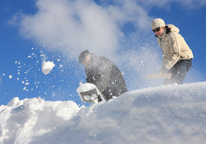 雪による死亡事故の75％以上が除雪作業中に発生！雪下ろしは必ず２人以上で携帯電話も忘れずに！