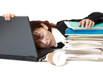 なぜ日本人は「公共の場」でも居眠りができるのか？平均睡眠時間は男性6.44時間、女性6.32時間！