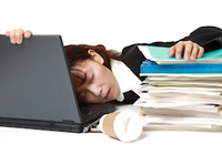 なぜ日本人は「公共の場」でも居眠りができるのか？平均睡眠時間は男性6.44時間、女性6.32時間！