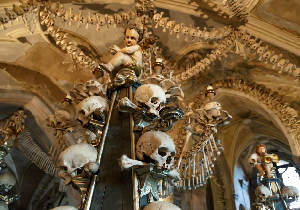 人骨芸術で装飾されたセドレツ納骨堂「コストニツェ」〜チェコで体験する「骸骨教会」の真骨頂