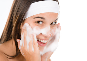 「洗い過ぎ」がシワや敏感肌の原因！「界面活性剤」が皮膚のバリア機能に悪影響を