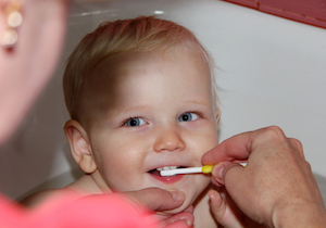 「フッ素」「キシリトール」が子どもの歯を守る？ 知っておきたい活用法とデメリット