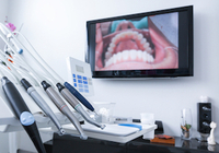 「顕微鏡歯科治療」とは何か？見過ごされていた奥歯の虫歯を顕微鏡で発見