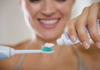 抗菌剤入り歯磨き粉を使い続けると健康被害！？歯磨き粉を変えても歯ブラシに残存