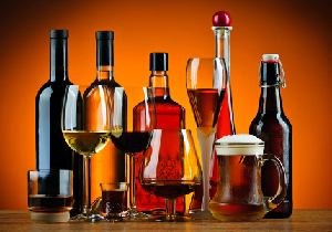 赤ワインで「リラックス」、蒸留酒で「攻撃的」に　アルコールの種類で気分が変わる?