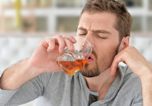大酒飲みは「若年性認知症」のリスクが高い！患者の半数以上がアルコール使用障害と判明