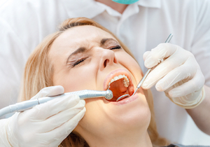 顕微鏡を使えば虫歯の治療も「痛み」が少ない！歯石除去の後に残る不快な症状も抑えられる