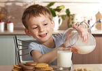牛乳は本当に子供の成長に良い？　成分無調整の日本の牛乳ではカルシウム不足に！？
