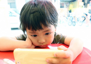 子どもへのスマホやタブレットは本当に悪影響なのか　デジタル子育てガイドラインでは