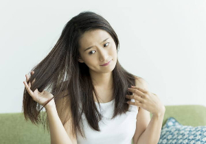髪のうねりや広がりは“頭皮と髪の変化”が原因！ 5つの解決策を紹介