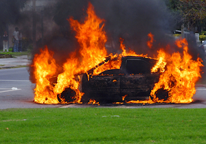 1日3件以上の「車両火災」が起きている！ 人もクルマも高齢が事故原因に？の画像1